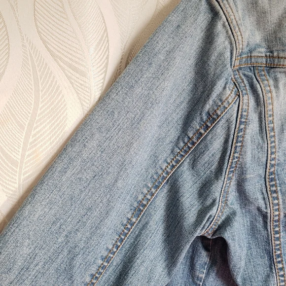 A&F Lightwash Denim Jean Jacket - Picture 8 of 9